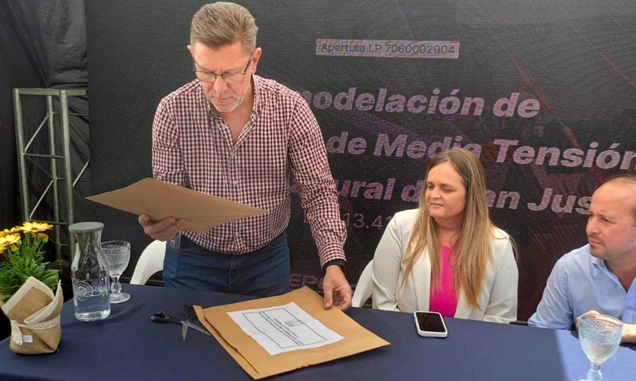 Autoridades durante la apertura de sobres de la licitación para obras de infraestructura eléctrica en el departamento San Justo. Foto: gentileza.