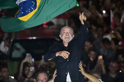 Luiz Inácio Lula da Silva junto a simpatizantes durante un encuentro con el pueblo brasileño. Foto de archivo.