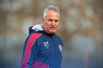 Leonardo Madelón, entrenador de Unión de Santa Fe, durante un entrenamiento del plantel profesional. Foto de archivo.