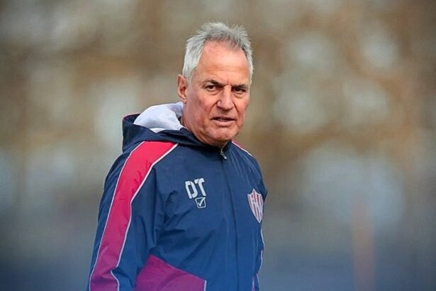 Leonardo Madelón, entrenador de Unión de Santa Fe, durante un entrenamiento del plantel profesional. Foto de archivo.