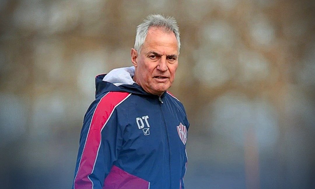 Leonardo Madelón, entrenador de Unión de Santa Fe, durante un entrenamiento del plantel profesional. Foto de archivo.