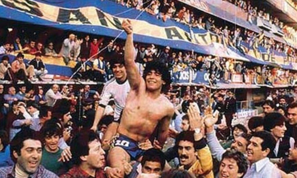 Diego Maradona celebra la conquista del Torneo Metropolitano de 1981 con Boca Juniors, uno de los títulos de su carrera en el fútbol argentino. Foto de archivo.