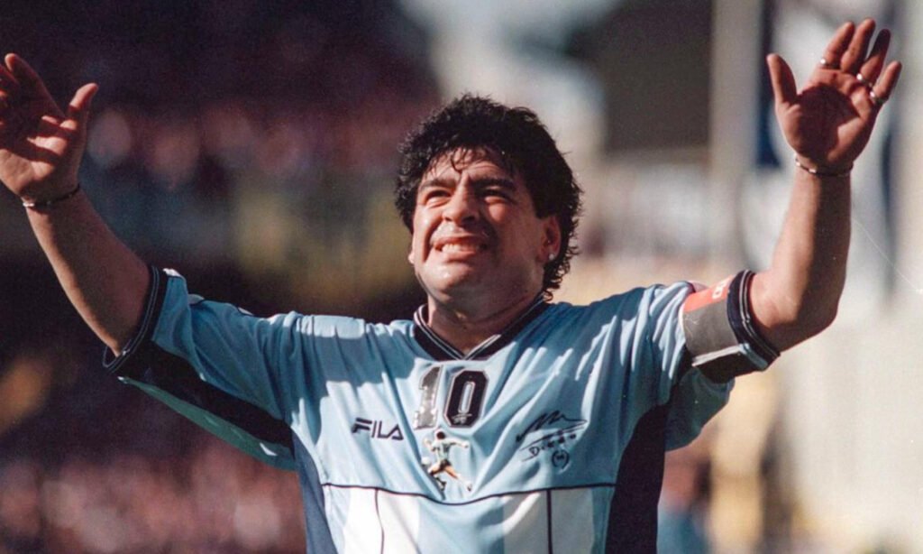 Diego Maradona durante su partido de despedida, el 10 de noviembre de 2001, en La Bombonera, donde pronunció su histórica frase: «Yo me equivoqué y pagué, pero la pelota no se mancha». Foto de archivo.