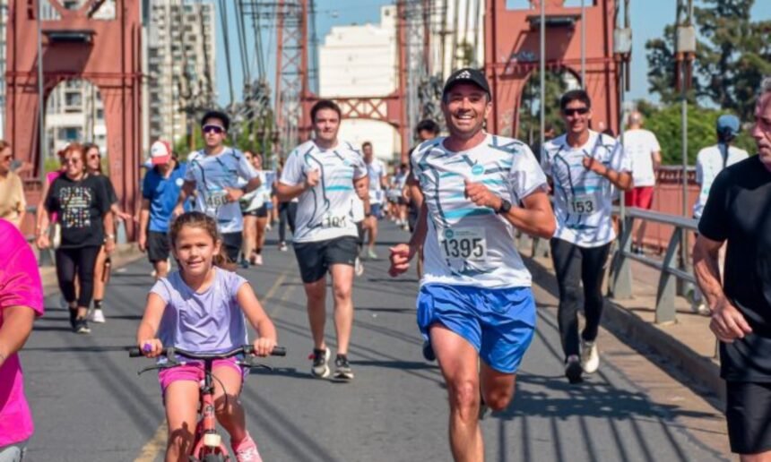 Foto de archivo: Una edición anterior de la Maratón UNL, que cada año convoca a corredores y aficionados al running en la ciudad de Santa Fe.