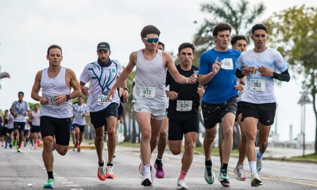 Corredores participaron de una nueva edición de la Maratón Aniversario de la UNL, que reunió a más de 3.500 personas en la Costanera de Santa Fe. Foto: Running Time.