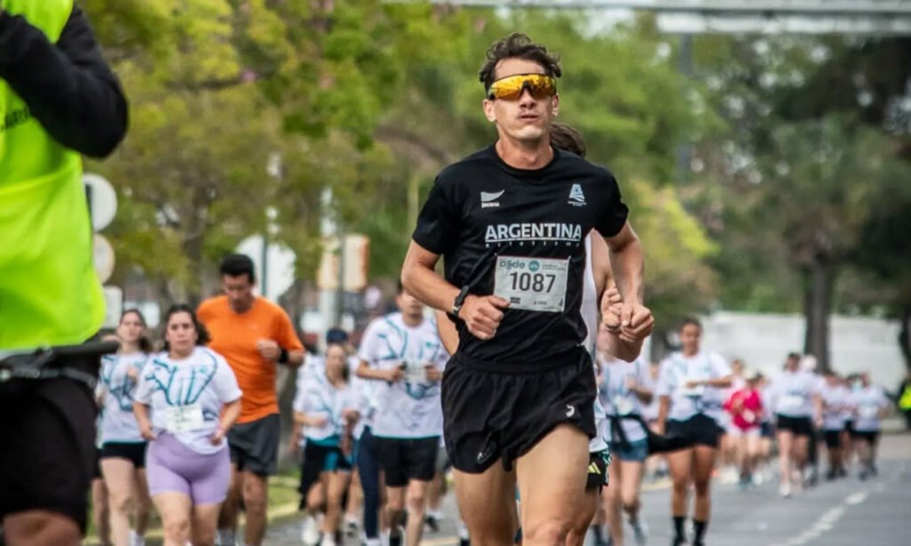 Carlos “Charly” Johnson se quedó con el primer puesto en la prueba de 10 kilómetros de la Maratón Aniversario de la UNL 2026, disputada en la Costanera de Santa Fe. Foto: Running Time.