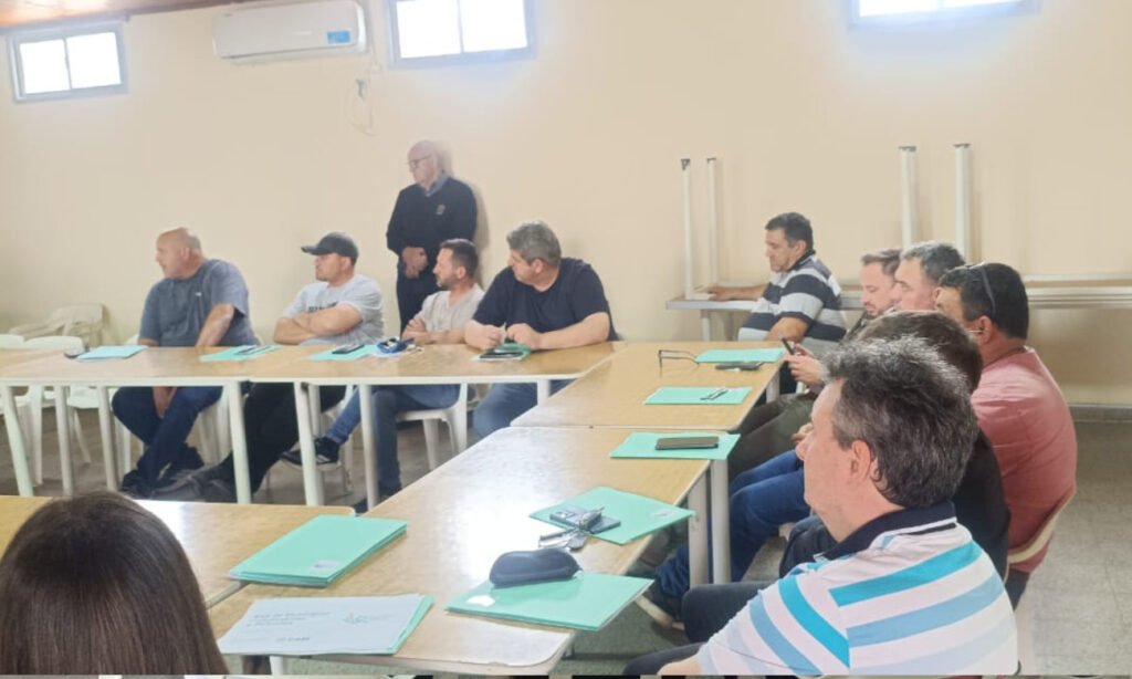 Autoridades comunales y referentes de entidades cooperativas y mutualistas durante la primera reunión de la Red de Municipios, Cooperativas y Mutuales. Foto: gentileza.