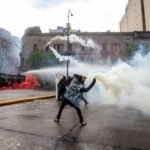 Manifestantes participan de una movilización en defensa de la educación pública y del financiamiento de las universidades nacionales en la Argentina.