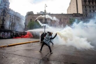 Manifestantes participan de una movilización en defensa de la educación pública y del financiamiento de las universidades nacionales en la Argentina.