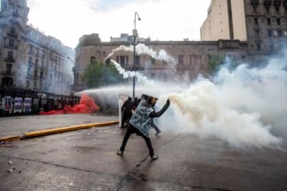 Manifestantes participan de una movilización en defensa de la educación pública y del financiamiento de las universidades nacionales en la Argentina.