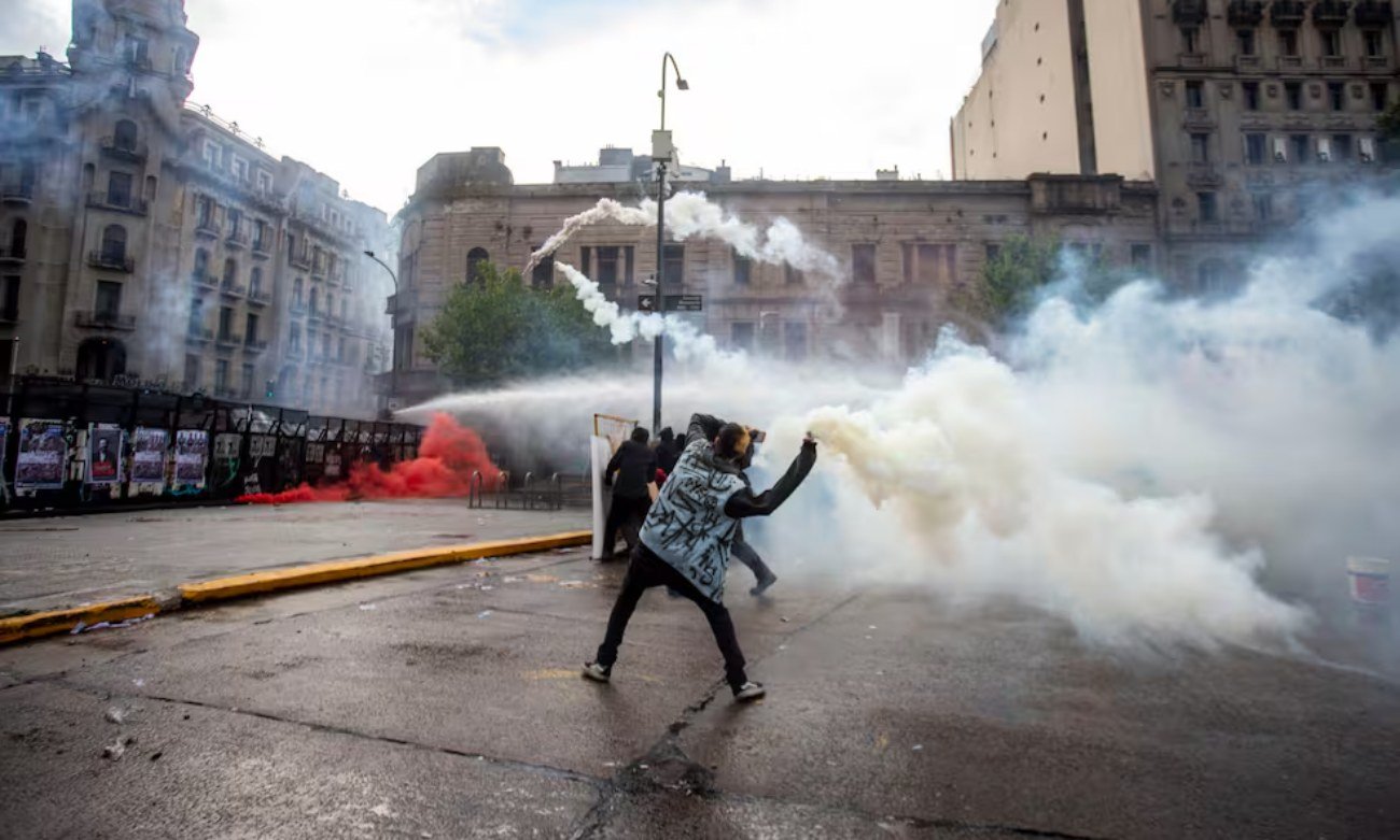 Manifestantes participan de una movilización en defensa de la educación pública y del financiamiento de las universidades nacionales en la Argentina.