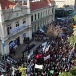 Marcha universitaria frente al edificio de la Facultad de Ciencias Jurídicas y Sociales de la Universidad Nacional del Litoral (UNL), en la ciudad de Santa Fe. Foto de archivo. ¿Te gusta esta personalidad?