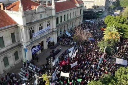 Marcha universitaria frente al edificio de la Facultad de Ciencias Jurídicas y Sociales de la Universidad Nacional del Litoral (UNL), en la ciudad de Santa Fe. Foto de archivo. ¿Te gusta esta personalidad?