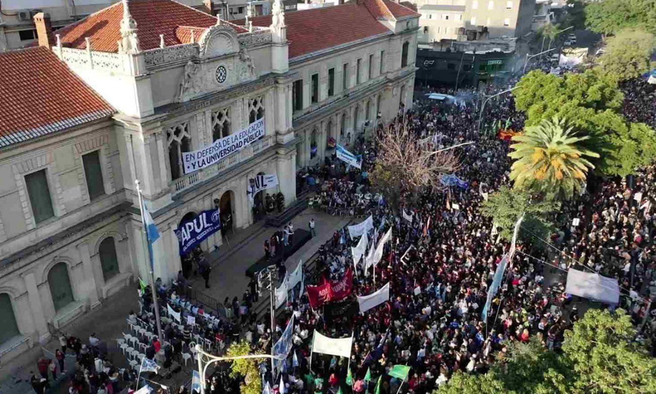 Marcha universitaria frente al edificio de la Facultad de Ciencias Jurídicas y Sociales de la Universidad Nacional del Litoral (UNL), en la ciudad de Santa Fe. Foto de archivo. ¿Te gusta esta personalidad?