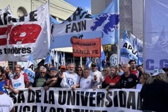 Foto: Gentileza. Marcha universitaria en Santa Fe por el financiamiento de la educación pública.