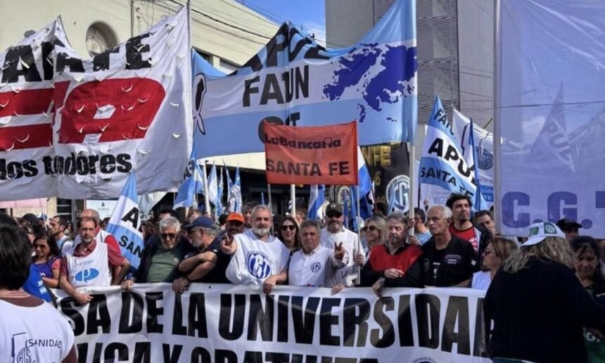 Foto: Gentileza. Marcha universitaria en Santa Fe por el financiamiento de la educación pública.