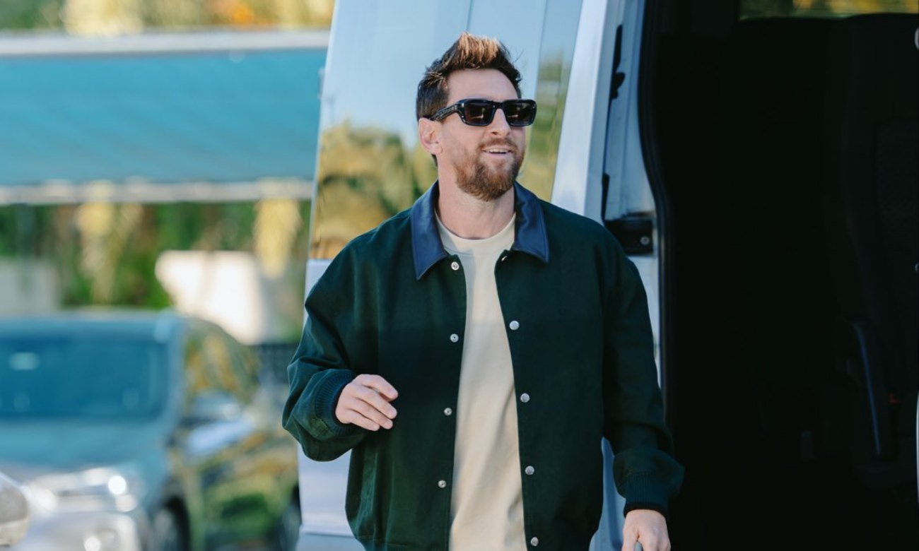 Lionel Messi, capitán de la Selección Argentina, durante su llegada al predio de la AFA.