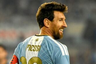 Lionel Messi celebra durante su último partido con la Selección Argentina ante Benín. El capitán cerró su ciclo con un gol y una goleada. Foto: archivo.
