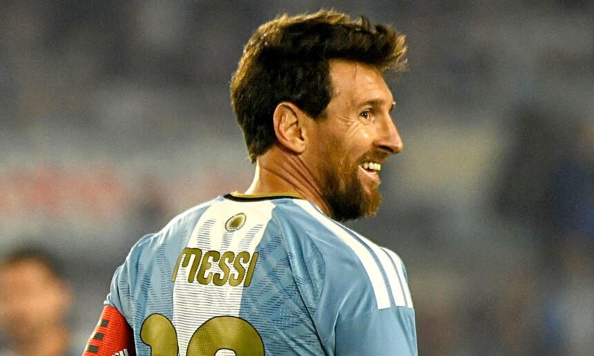 Lionel Messi celebra durante su último partido con la Selección Argentina ante Benín. El capitán cerró su ciclo con un gol y una goleada. Foto: archivo.