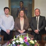 El senador provincial Felipe Michlig, la ministra de Salud de Santa Fe, Silvia Ciancio, y el secretario de Participación Social, Lisandro Vaccaro, durante una reunión de trabajo para analizar programas sanitarios y gestiones para los efectores públicos.
