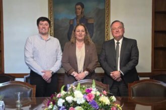 El senador provincial Felipe Michlig, la ministra de Salud de Santa Fe, Silvia Ciancio, y el secretario de Participación Social, Lisandro Vaccaro, durante una reunión de trabajo para analizar programas sanitarios y gestiones para los efectores públicos.