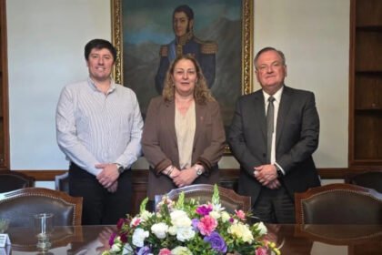 El senador provincial Felipe Michlig, la ministra de Salud de Santa Fe, Silvia Ciancio, y el secretario de Participación Social, Lisandro Vaccaro, durante una reunión de trabajo para analizar programas sanitarios y gestiones para los efectores públicos.