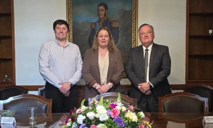 El senador provincial Felipe Michlig, la ministra de Salud de Santa Fe, Silvia Ciancio, y el secretario de Participación Social, Lisandro Vaccaro, durante una reunión de trabajo para analizar programas sanitarios y gestiones para los efectores públicos.