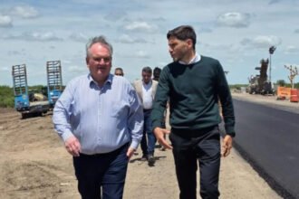 El gobernador Maximiliano Pullaro y el senador Felipe Michlig durante una actividad institucional en la provincia de Santa Fe. Foto de archivo.