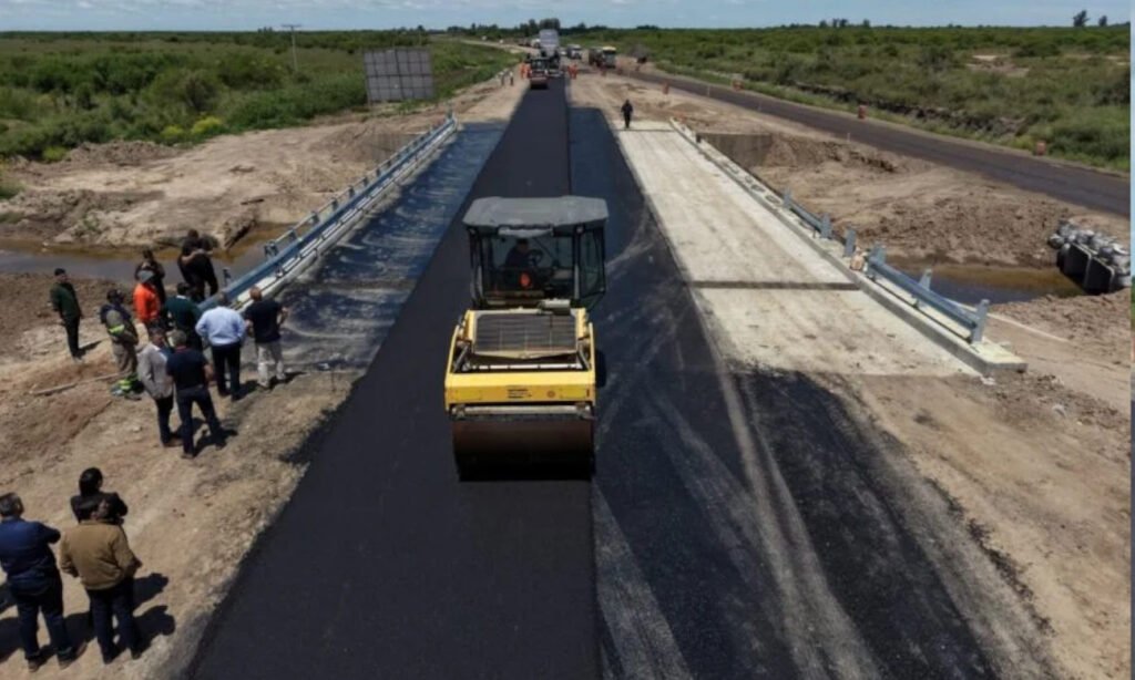 Avance de los trabajos de repavimentación de la Ruta Provincial 13, en el tramo Virginia–Capivara, departamento San Cristóbal. Foto de archivo.