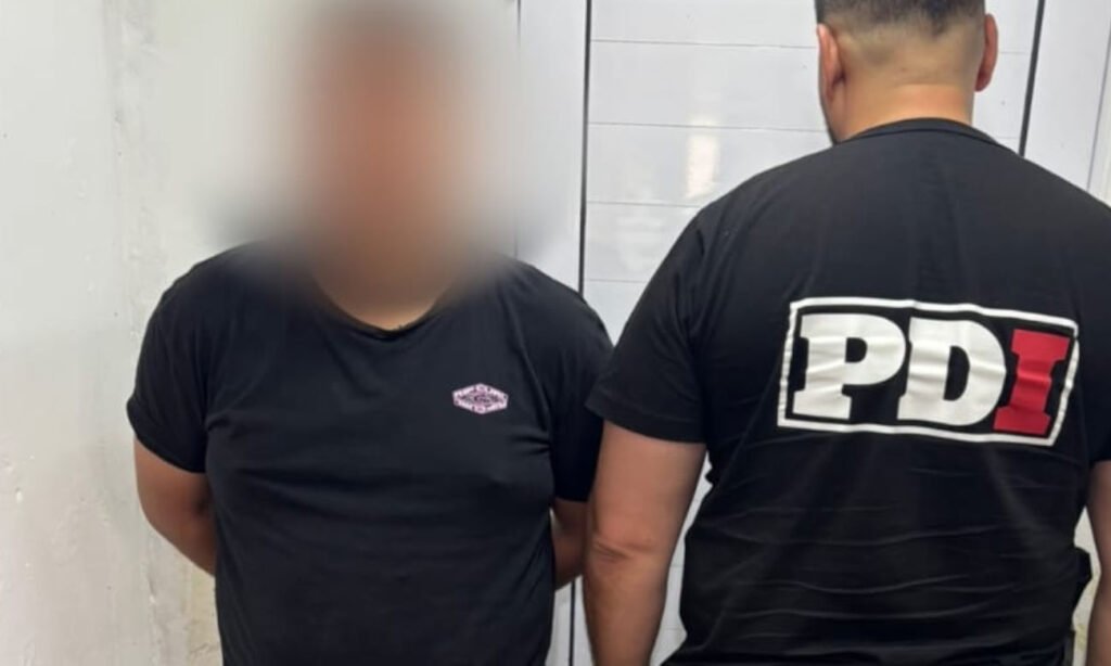 Personal de la Policía de Investigaciones trasladó a un hombre detenido e imputado por comercialización de estupefacientes en Villa Ocampo.