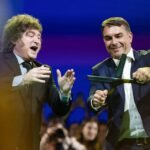 Javier Milei y Flávio Bolsonaro, durante un encuentro político en el que compartieron posiciones sobre el futuro de la región.