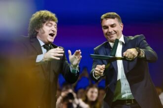 Javier Milei y Flávio Bolsonaro, durante un encuentro político en el que compartieron posiciones sobre el futuro de la región.