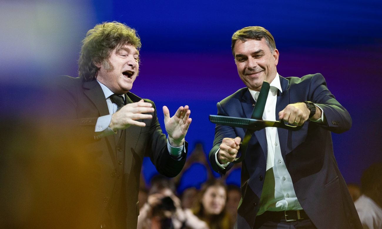 Javier Milei y Flávio Bolsonaro, durante un encuentro político en el que compartieron posiciones sobre el futuro de la región.