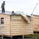 Trabajos de preparación y armado de módulos habitacionales en Alto Verde como parte del plan preventivo ante posibles crecidas del río.