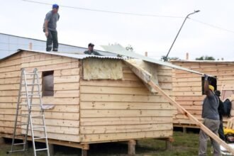 Trabajos de preparación y armado de módulos habitacionales en Alto Verde como parte del plan preventivo ante posibles crecidas del río.