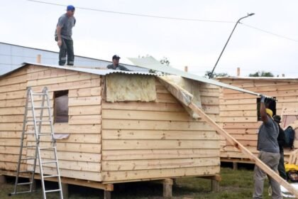 Trabajos de preparación y armado de módulos habitacionales en Alto Verde como parte del plan preventivo ante posibles crecidas del río.