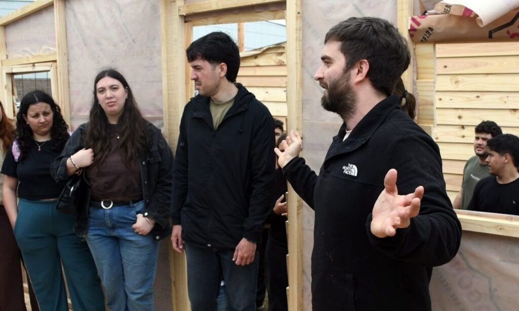 Voluntarios y capacitadores de TECHO participaron de una jornada de formación técnica para avanzar en el armado de módulos habitacionales en Alto Verde.
