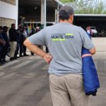 Municipales de Monte Vera nucleados en UTRAM participan de una asamblea durante la jornada de acción sindical.