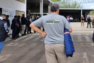 Municipales de Monte Vera nucleados en UTRAM participan de una asamblea durante la jornada de acción sindical.