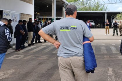 Municipales de Monte Vera nucleados en UTRAM participan de una asamblea durante la jornada de acción sindical.