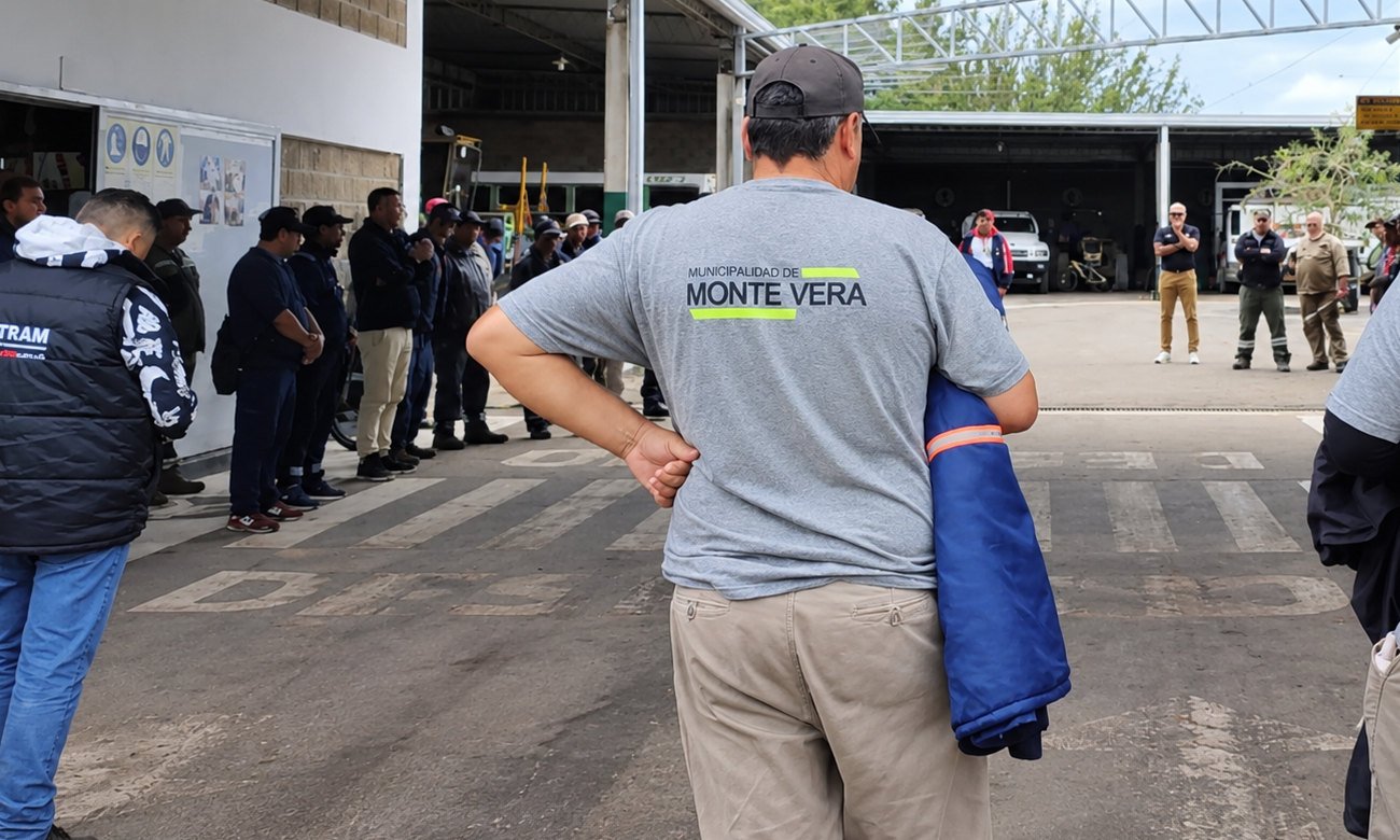 Municipales de Monte Vera nucleados en UTRAM participan de una asamblea durante la jornada de acción sindical.