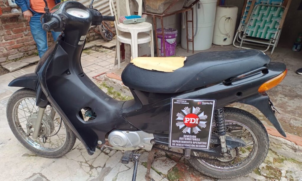 La motocicleta Honda Biz recuperada por la PDI tenía un pedido de secuestro por robo. Foto: Fuentes policiales.