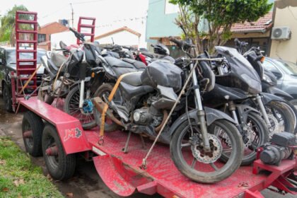 Operativo de retiro de motocicletas secuestradas en una dependencia policial de la ciudad de Santa Fe. Foto: Gobierno de Santa Fe.