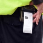Un inspector de tránsito municipal durante un operativo de control en la ciudad de Santa Fe.