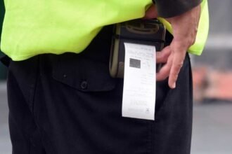 Un inspector de tránsito municipal durante un operativo de control en la ciudad de Santa Fe.