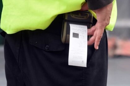 Un inspector de tránsito municipal durante un operativo de control en la ciudad de Santa Fe.