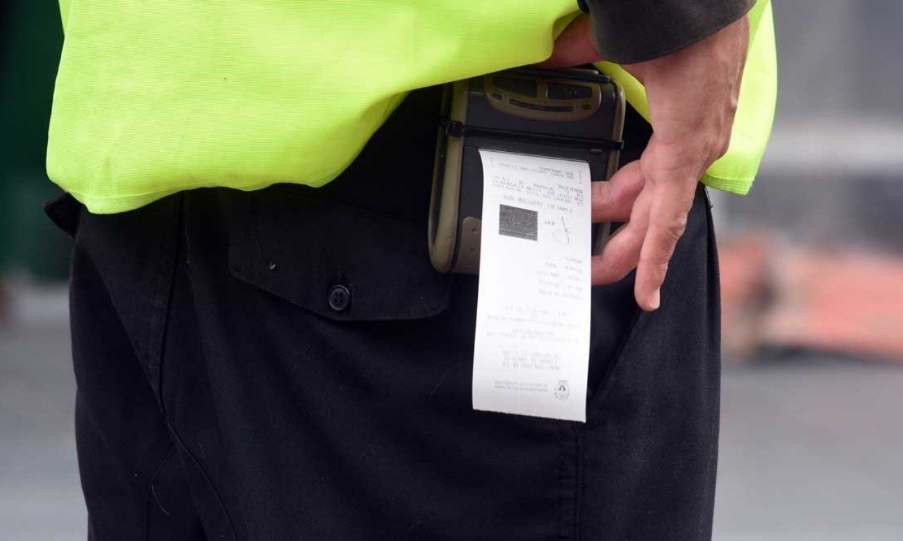 Un inspector de tránsito municipal durante un operativo de control en la ciudad de Santa Fe.