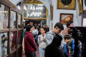 Vecinos y visitantes recorren espacios culturales y patrimoniales de la ciudad de Santa Fe durante actividades abiertas a la comunidad.