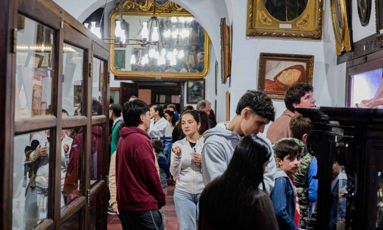 Vecinos y visitantes recorren espacios culturales y patrimoniales de la ciudad de Santa Fe durante actividades abiertas a la comunidad.