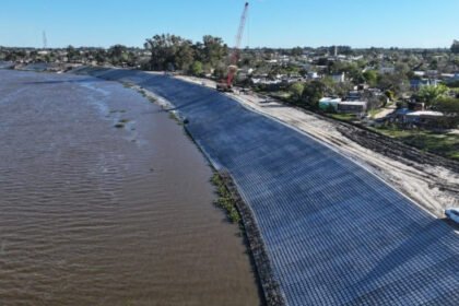 Obras hídricas y tareas de mantenimiento de canales forman parte de las acciones preventivas para reducir el riesgo de inundaciones en Santa Fe.